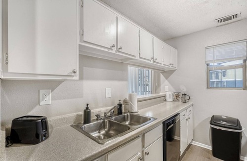 Austin Apartment | Relaxing King Suite Getaway | Sleeps 4 | Pool, Pkg