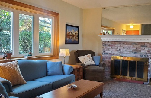 Eastlake House | Relaxing Lake House Getaway