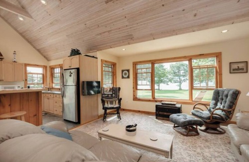 Kingston Cottage | Relaxing Lake Waterfront Home