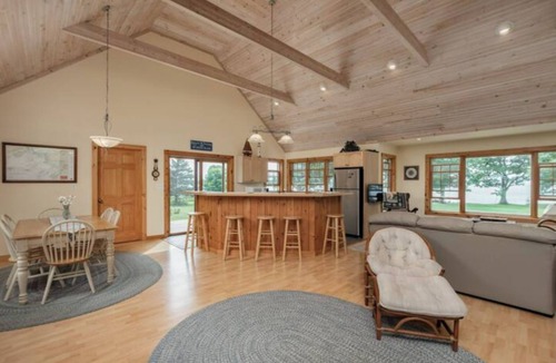 Kingston Cottage | Relaxing Lake Waterfront Home