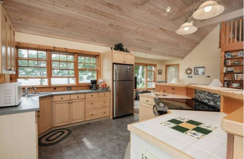 Kingston Cottage | Relaxing Lake Waterfront Home