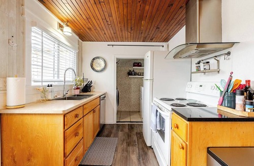 Kingsville Cottage | Relaxing lakefront cottage near wineries and beach