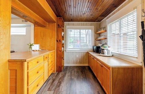Kingsville Cottage | Relaxing lakefront cottage near wineries and beach