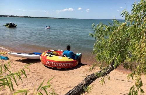 Buchanan Dam House | Relaxing Lakefront Cabin with Hot Tub, Starry Nights, Trails & Scenic Vineyards in Texas