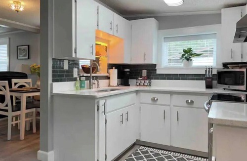 Edgar House | Relaxing Lakefront Cottage