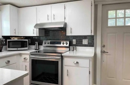 Edgar House | Relaxing Lakefront Cottage