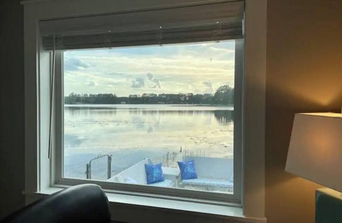 Edgar House | Relaxing Lakefront Cottage