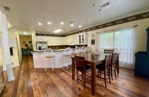 Hillister House | Relaxing Lakefront Getaway Near Houston with Private Dock and Porch Views!