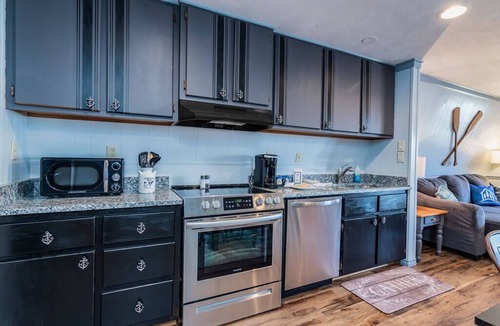Big Cedars House | Relaxing Lakefront King Suite Near Big Cedar, Deck, Full Kitchen Shared Hot Tub & Free Tickets