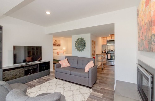 Federal Way House | Relaxing Lakefront Suite