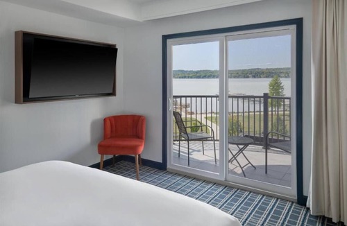 Canandaigua Hotel | Relaxing Lakeview Stay with Swimming Pool, Firepit Lounge and Kayaking