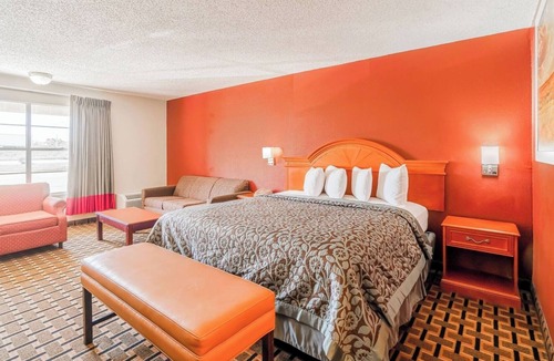 Vernon Hotel | Relaxing Large Room with King Bed & Modern Extras for Travelers’ Comfort