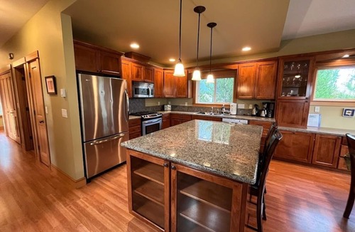 Manzanita House | Relaxing Large Spacious Home awaits you!