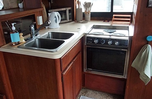 East Queen Anne Boat Rental | Relaxing Live-Aboard Boat Moored in Seattle's Famous Lake Union