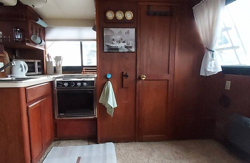 East Queen Anne Boat Rental | Relaxing Live-Aboard Boat Moored in Seattle's Famous Lake Union