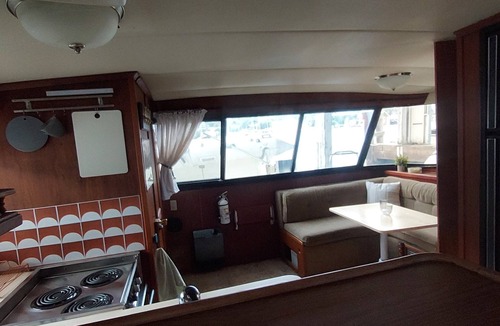 East Queen Anne Boat Rental | Relaxing Live-Aboard Boat Moored in Seattle's Famous Lake Union