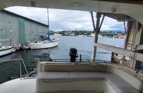 East Queen Anne Boat Rental | Relaxing Live-Aboard Boat Moored in Seattle's Famous Lake Union