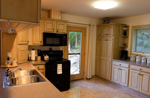 Town of Webb House | Relaxing Luxury Lakefront Stay - Short walk to Town, Water Safari & Dining.