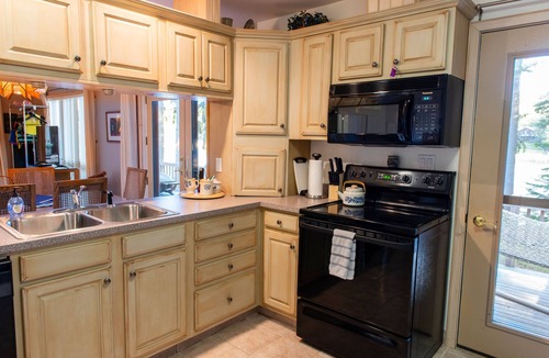 Town of Webb House | Relaxing Luxury Lakefront Stay - Short walk to Town, Water Safari & Dining.