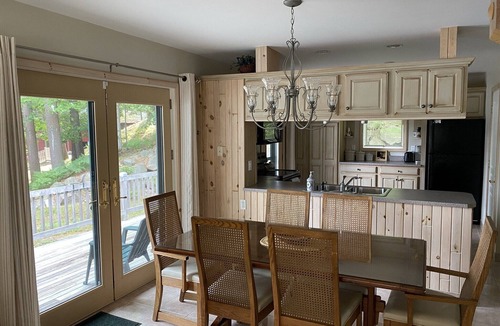 Town of Webb House | Relaxing Luxury Lakefront Stay - Short walk to Town, Water Safari & Dining.