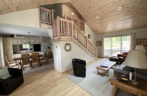 Town of Webb House | Relaxing Luxury Lakefront Stay - Short walk to Town, Water Safari & Dining.