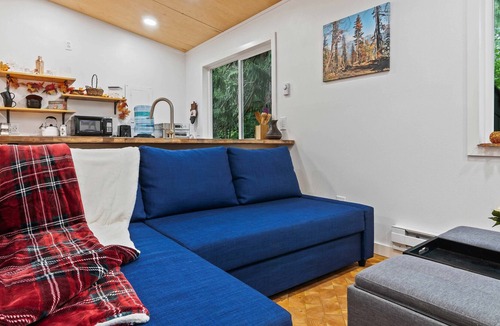 McKenna Apartment | Relaxing, Magical Forest Tiny Home - Fully Fenced