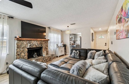Mount Plymouth House | Relaxing Modern Home Sleeps 6/Pool/BBQ/Firepit