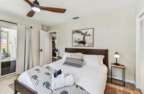 Mount Plymouth House | Relaxing Modern Home Sleeps 6 Pool BBQ Firepit
