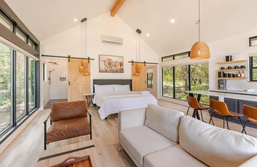 Cedar Creek House | Relaxing Modern stay on a Ranch