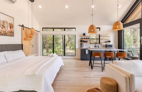 Cedar Creek House | Relaxing Modern stay on a Ranch