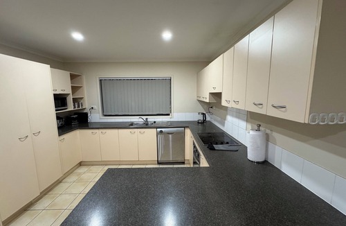 Manurewa House | Relaxing 3BR Home by Wattle Downs Reserve