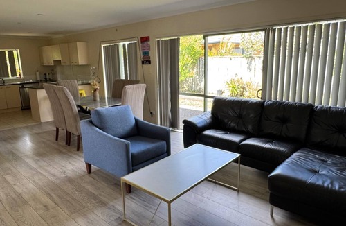 Manurewa House | Relaxing 3BR Home by Wattle Downs Reserve