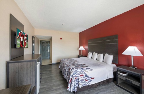 Manor Hotel | Relaxing Overnight Stay Minutes to Downtown Austin | Free Parking