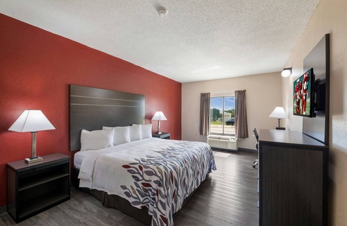 Manor Hotel | Relaxing Overnight Stay Minutes to Downtown Austin | Free Parking