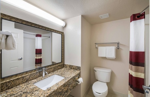 Manor Hotel | Relaxing Overnight Stay Minutes to Downtown Austin | Free Parking