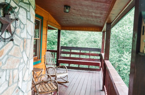 Piney Creek Cabin | Relaxing peaceful cabin retreat