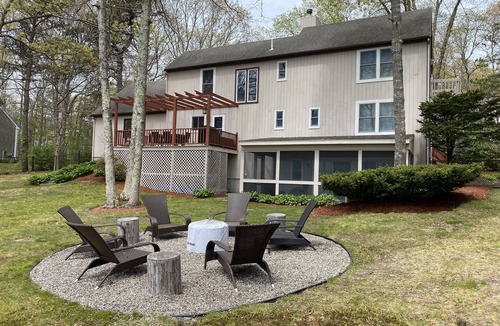 Forestdale House | Relaxing Pond Front Home