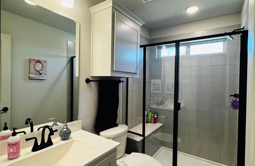 Lincoln Park House | Relaxing Pond Getaway & Private Rooms for Families near little elm beach.