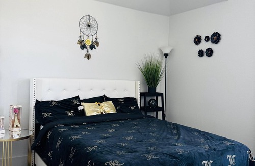 Lincoln Park House | Relaxing Pond Getaway & Private Rooms for Families near little elm beach.