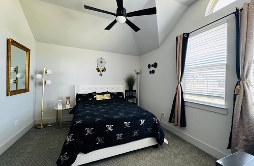 Lincoln Park House | Relaxing Pond Getaway & Private Rooms for Families near little elm beach.