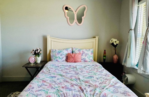 Lincoln Park House | Relaxing Pond Getaway & Private Rooms for Families near little elm beach.