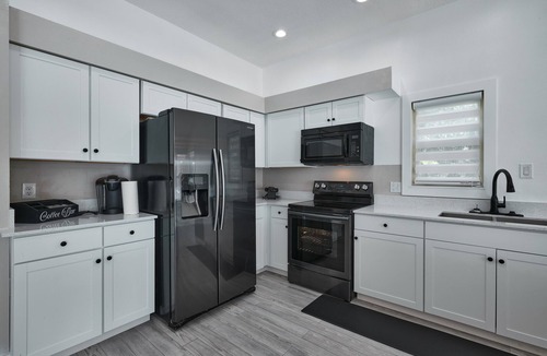 Valrico House | Relaxing Pool Home w/lake- Centrally Located, Heated Pool