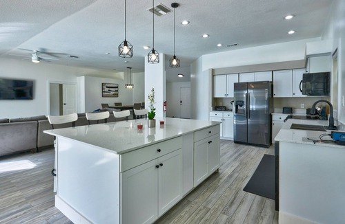 Valrico House | Relaxing Pool Home w/lake- Centrally Located, Heated Pool