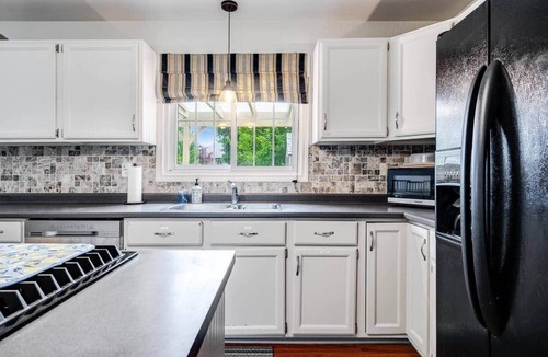 Kingsville House | Relaxing Pool Retreat Near Wineries & Point Pelee