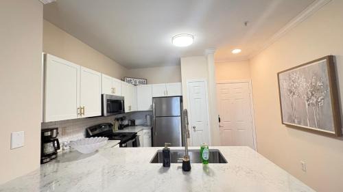 Houston Apartment | Relaxing Pool-View 1BR Near Top Houston Spots