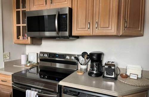 Dixon Park House | Relaxing Poolside Condo