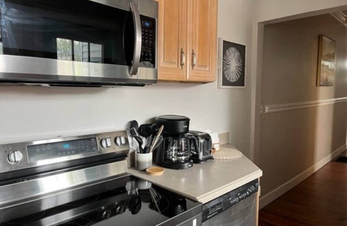 Dixon Park House | Relaxing Poolside Condo
