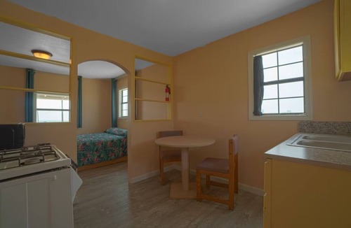 North Beach Hotel | Relaxing Queen Room by USS Lexington – Pet Friendly w/Free Parking