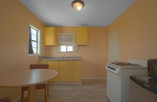 North Beach Hotel | Relaxing Queen Room by USS Lexington – Pet Friendly w/Free Parking