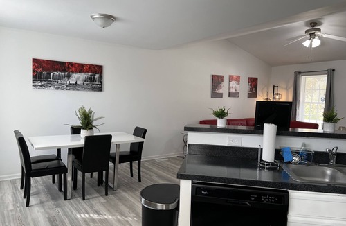 Southeast Raleigh House | Relaxing Red Velvet 5 Minutes to Downtown Raleigh & NC STATE